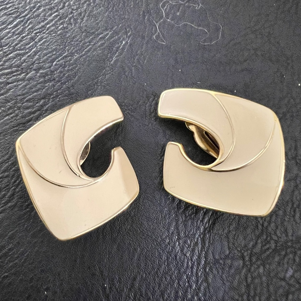 Trifari Vintage Gold Tone Tan Enamel Geometric Clip‎ On Earrings Size M Mod 80s